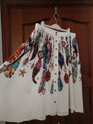 Falda boho con estampado de plumas y atrapasueños