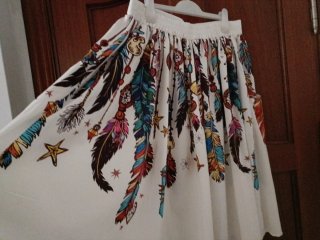 Falda boho con estampado de plumas y atrapasueños