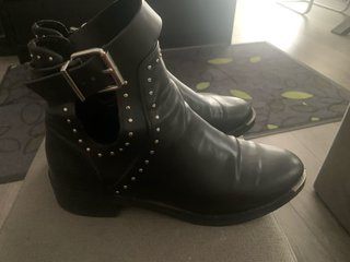Botas pretas com tachas Pull&Bear