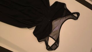 Vestido de fiesta negro con transparencias
