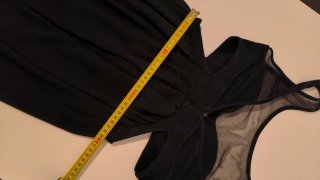 Vestido de fiesta negro con transparencias