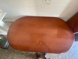 Mesa de comedor ovalada de madera