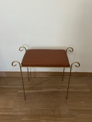 Banqueta dorada con asiento marrón
