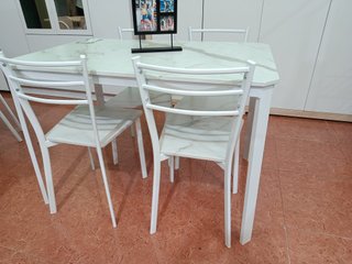Mesa y 4 Sillas Estilo Mármol