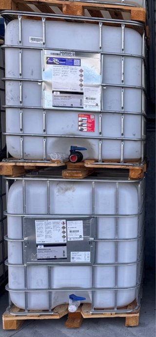 Depósito IBC 1000L con palet de madera y grifo