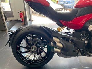 Ducati Diavel V4 Roja y Negra