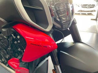 Ducati Diavel V4 Roja y Negra