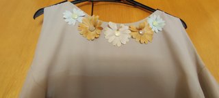 Vestido beige flores. talla P.