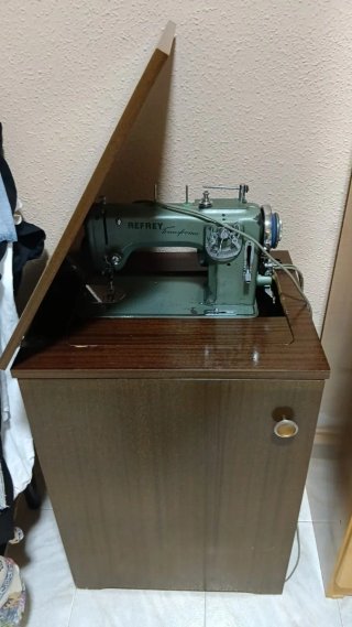 Máquina de coser Refrey Transforma con mueble