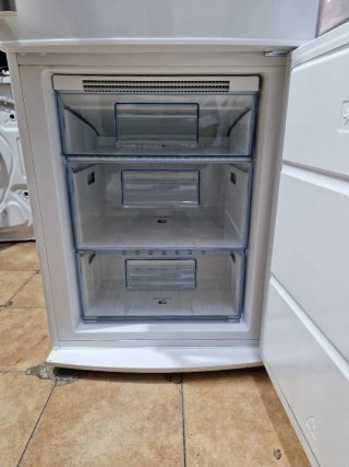 Nevera marca AEG altura 2 metro ancho 60cm cla