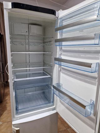 Nevera marca AEG altura 2 metro ancho 60cm cla