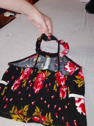 Top negro flores cuello halter