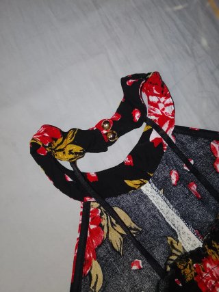 Top negro flores cuello halter