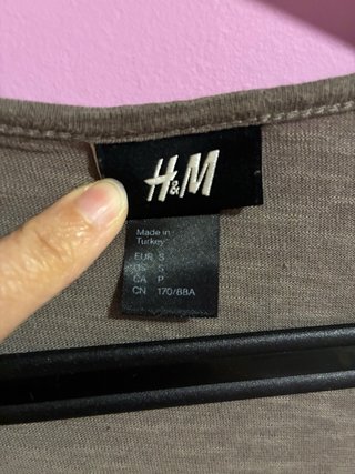 Camiseta marrón con abalorios metálicos
