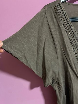 Camiseta marrón con abalorios metálicos