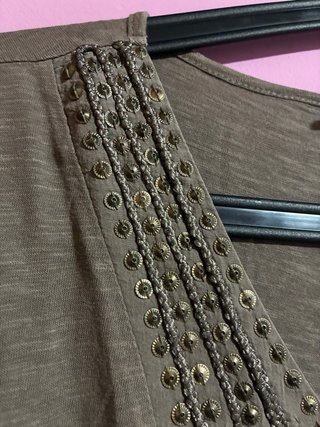 Camiseta marrón con abalorios metálicos