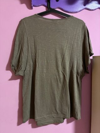 Camiseta marrón con abalorios metálicos