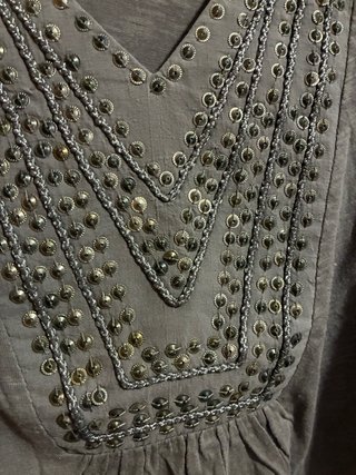 Camiseta marrón con abalorios metálicos