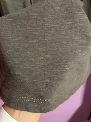 Camiseta marrón con abalorios metálicos
