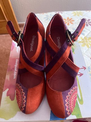 Zapatos de tacón Desigual naranjas y morados