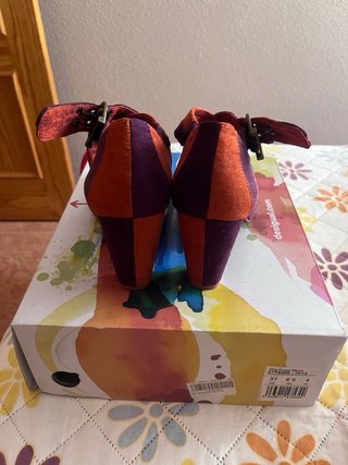 Zapatos de tacón Desigual naranjas y morados