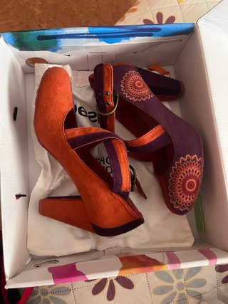 Zapatos de tacón Desigual naranjas y morados