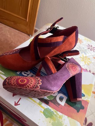 Zapatos de tacón Desigual naranjas y morados