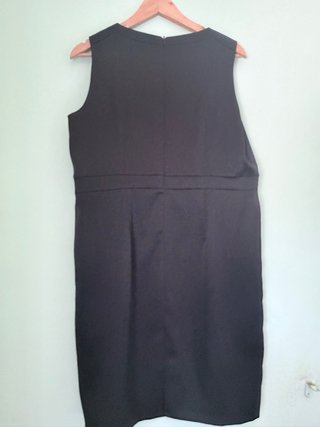 Vestido negro elegante señora