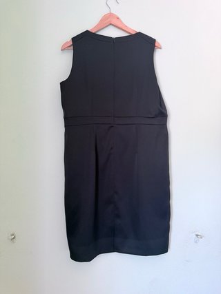 Vestido negro elegante señora