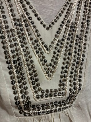 Camiseta H&M beige con abalorios