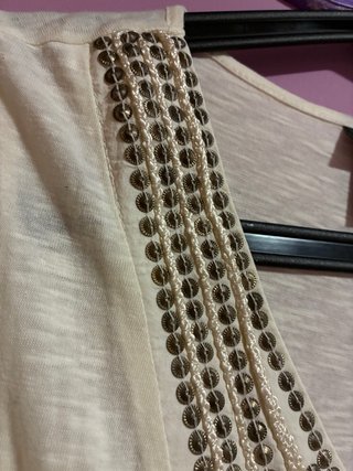 Camiseta H&M beige con abalorios