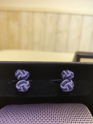 Corbata y gemelos morados