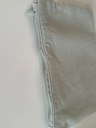 Pochette tela grigia farfalla ricamata