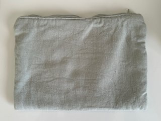 Pochette tela grigia farfalla ricamata