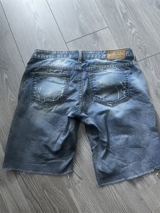 Pantalones cortos vaqueros Guess desgastados
