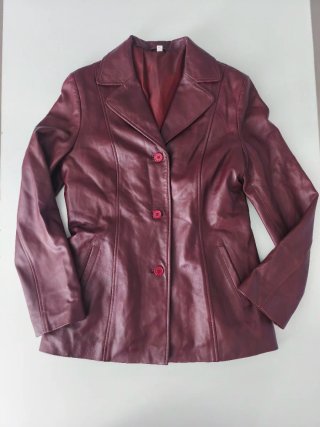 Chaqueta de cuero burdeos con botones