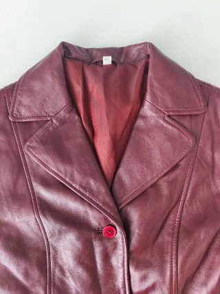 Chaqueta de cuero burdeos con botones
