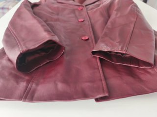 Chaqueta de cuero burdeos con botones