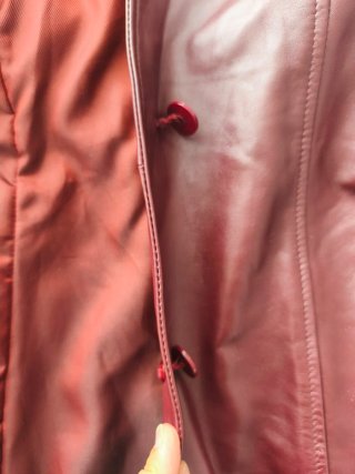 Chaqueta de cuero burdeos con botones
