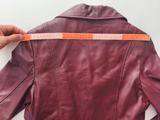 Chaqueta de cuero burdeos con botones