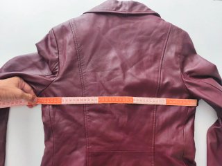 Chaqueta de cuero burdeos con botones