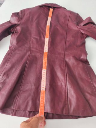 Chaqueta de cuero burdeos con botones