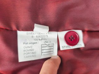 Chaqueta de cuero burdeos con botones