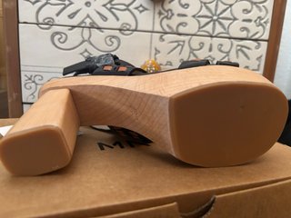 Sandalias Mango Tacón Madera Negro Naranja
