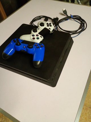 PS4 (PlayStation 4) Negra de 1 TB +  2Mandos