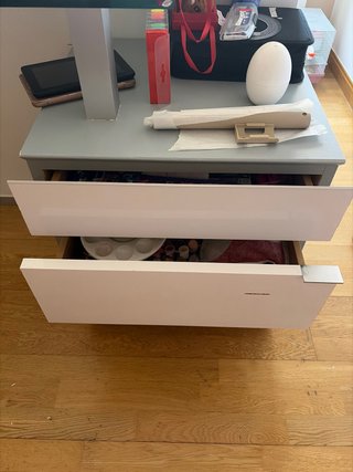 Escritorio cristal curvo con cajonera blanca