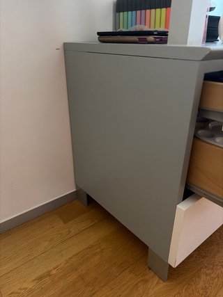 Escritorio cristal curvo con cajonera blanca