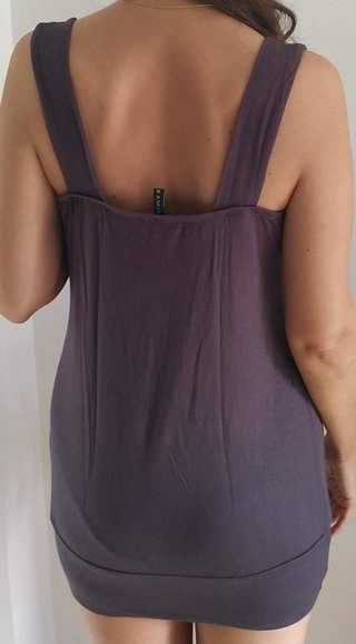 Vestido gris con tachuelas