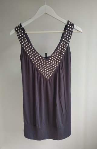 Vestido gris con tachuelas