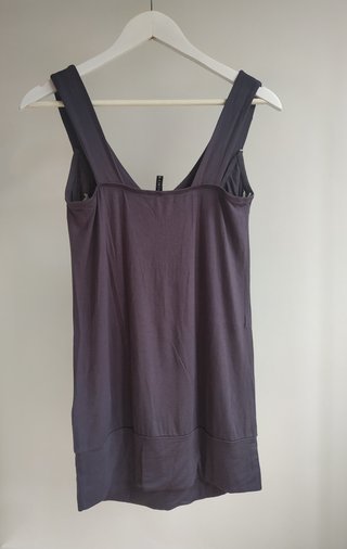 Vestido gris con tachuelas